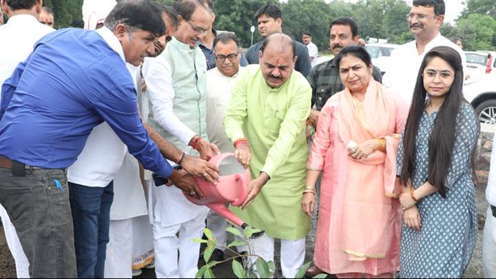 मुख्यमंत्री श्री चौहान ने जन-प्रतिनिधियों के साथ लगाए पौधे